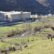 Vista de la Residencia Spa de Felechosa con caballos en los prados