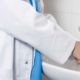 Un sanitario lavándose las manos